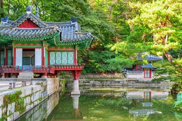 Pavilhão de Buyongjeong e lagoa de Buyeongji no jardim secreto de Huwon — Fotografia de Stock