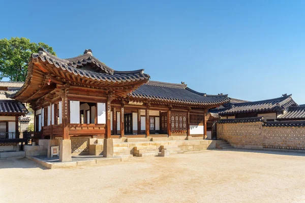 Vacker utsikt över innergården i Nakseonjae Complex, Seoul — Stockfoto