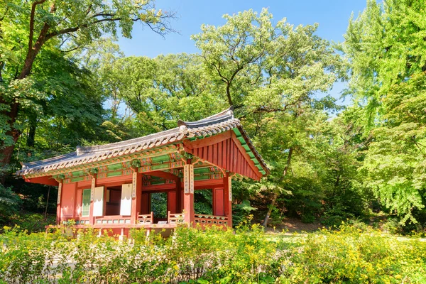 Pavilhão colorido no Jardim Secreto Huwon do Palácio Changdeokgung — Fotografia de Stock