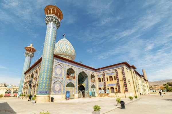 Seitenansicht der alaeddin hossein Moschee und des Mausoleums — Stockfoto