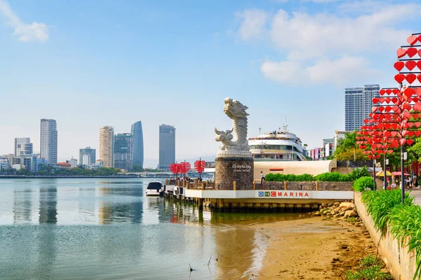 Vue imprenable sur la rivière Han et la marina de DHC, Danang — Photo