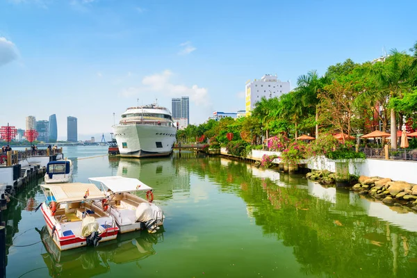 Speed båtar parkerade på han River. DHC Marina, Danang — Stockfoto