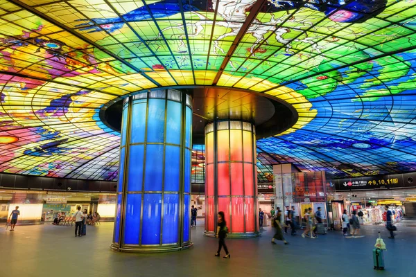 Kolorowy widok wnętrza stacji Formosa Boulevard, Tajwan — Zdjęcie stockowe