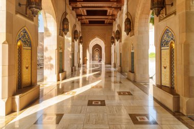 Sultan Qaboos Ulu Camii'nin kemerli geçidi. Umman