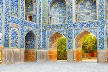 Mozaik çinilerle kaplı muhteşem kemerler, Şah Camii