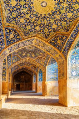 İsfahan Şah Camii'nde harika tonozlu kemer geçit