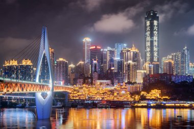 Chongqing şehir merkezinde gökdelenlerin Gece görünümü, Çin