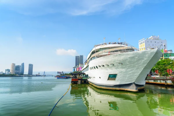 DHC Yacht parked on the Han River at downtown, Danang — Stock Photo, Image