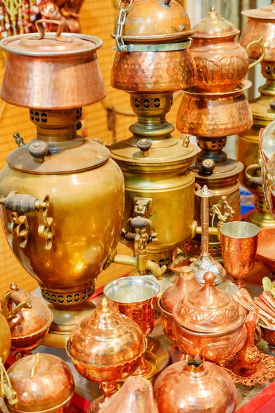 Vista panorâmica dos tradicionais utensílios de cozinha de cobre iranianos, Kashan, Irão — Fotografia de Stock