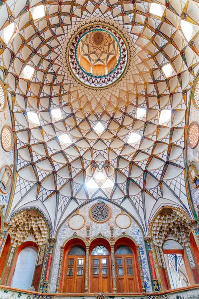 Vista interior de la cúpula principal, la Casa Histórica de Borujerdi — Foto de Stock
