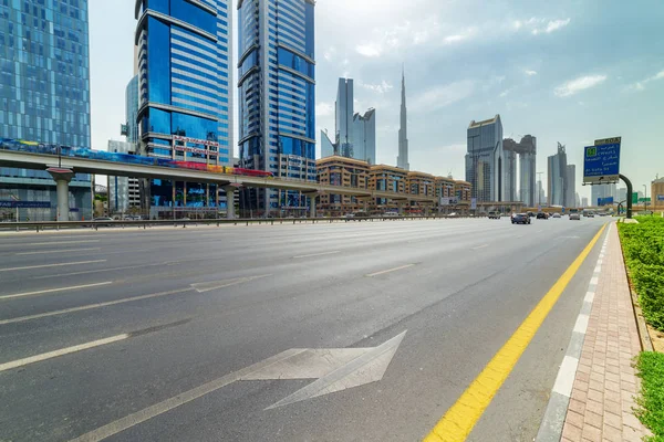 Bela vista da Sheikh Zayed Road no centro de Dubai — Fotografia de Stock