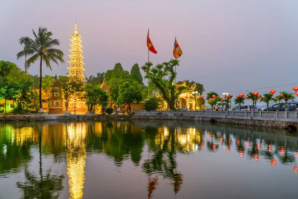 Wonderful evening view of the Tran Quoc Pagoda, Hanoi, Vietnam — Stock Photo, Image