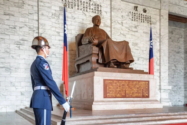 Statue of Chiang Kai-shek and guard, Taipei, Taiwan — Stock Photo, Image