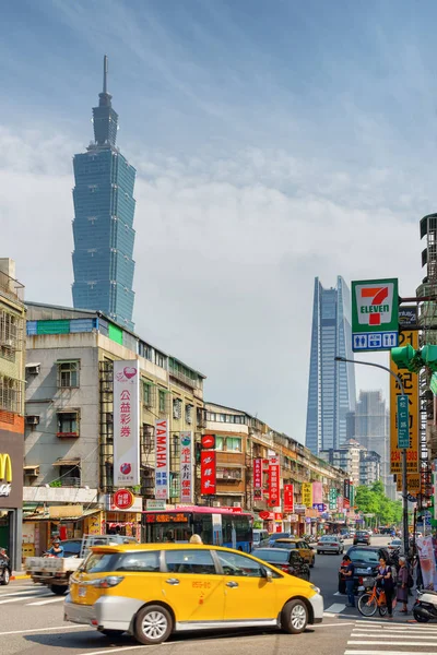 Vista panorâmica de Songren Road no dia ensolarado, Taipei, Taiwan — Fotografia de Stock