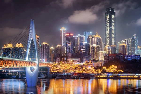 中国重庆市中心摩天大楼的夜景 — 图库照片