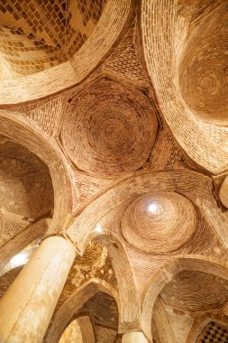 Antik hipostil salonunun muhteşem tavanı, İsfahan, İran