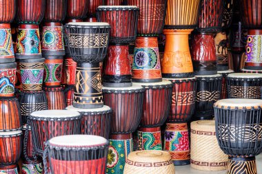 Hediyelik eşya dükkanında ahşap djembe davul renkli satırlar