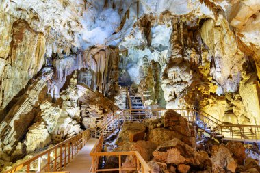 Tien Son Cave içinde güzel yeraltı odası, Vietnam
