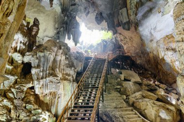 Tien Son Mağarası'ndan çıkışa giden merdivenler. Vietnam
