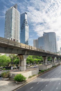 Issız Sathon Yolu ve Bts Silom Hattı viyadüğü. Bangkok