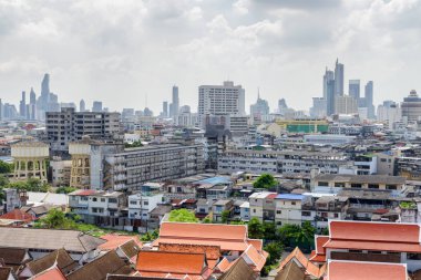 Bangkok silüeti. Eski konut binaları ve su kuleleri