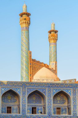 Renkli mozaik fayanslarla kaplı minareler, Şah Camii