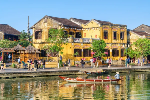 Vue du bâtiment jaune traditionnel de la ville antique de Hoi An — Photo