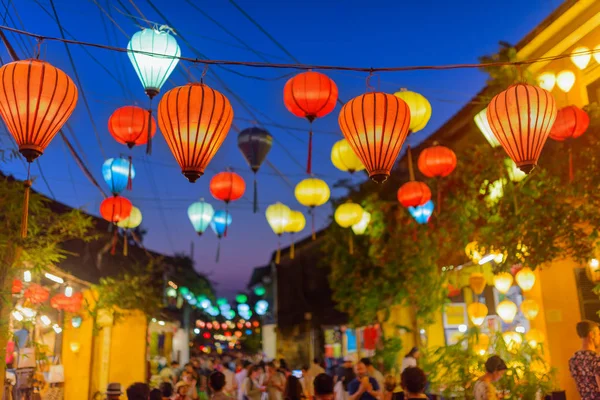 Geweldige avond uitzicht op straat versierd met lantaarns, Hoi an — Stockfoto