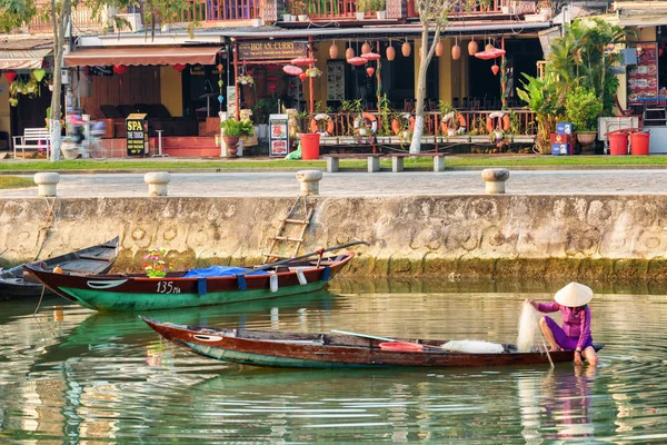 Vue imprenable du matin de la femme vietnamienne vérifiant filet de pêche — Photo