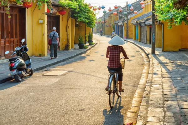 Awesome view of old street in Hoi An at sunrise — Stock Photo, Image
