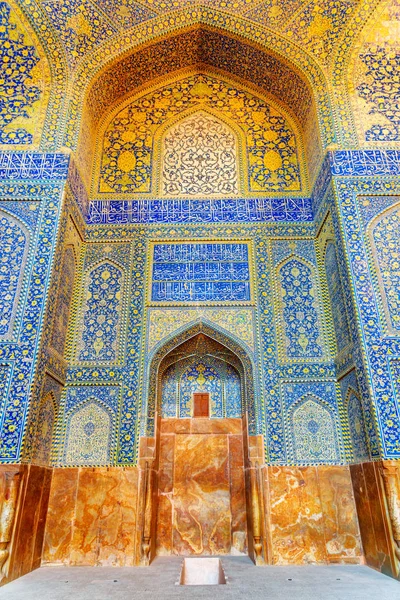 Fantastisk utsikt över underbara Mihrab inne i Shah moskén, Isfahan — Stockfoto