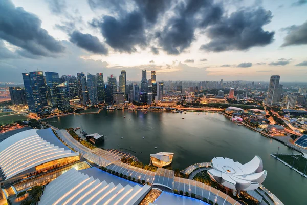 Awesome luchtfoto van Marina Bay en wolkenkrabbers, Singapore — Stockfoto