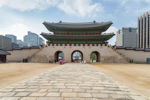 Fantastisk udsigt over Gwanghwamun Gate i Seoul, Sydkorea - Stock-foto