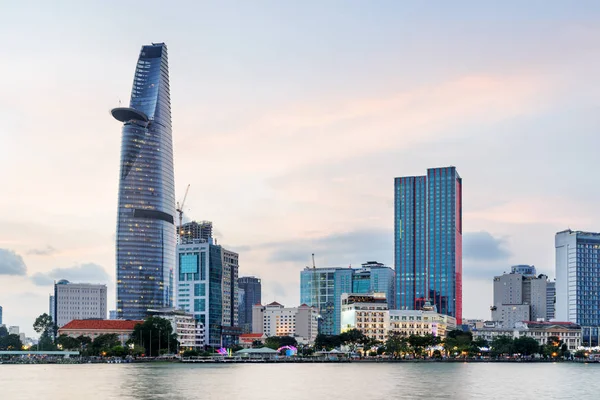 Ho Chi Minh-stadens skyline och Saigonfloden vid solnedgången — Stockfoto