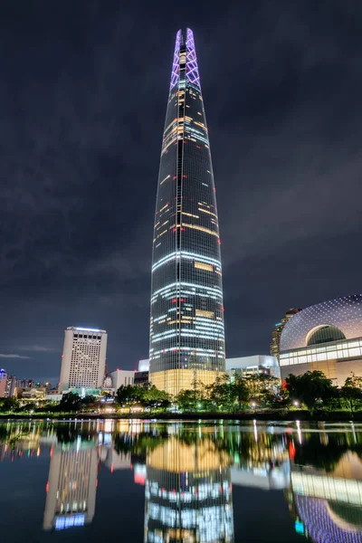 Rascacielos y otros edificios modernos reflejados en el lago, Seúl —  Fotos de Stock