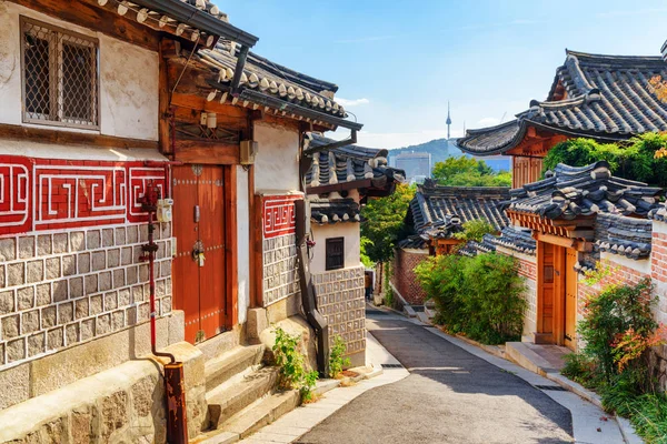 Dar sokak ve geleneksel Kore evlerinin harika görünümü — Stok fotoğraf