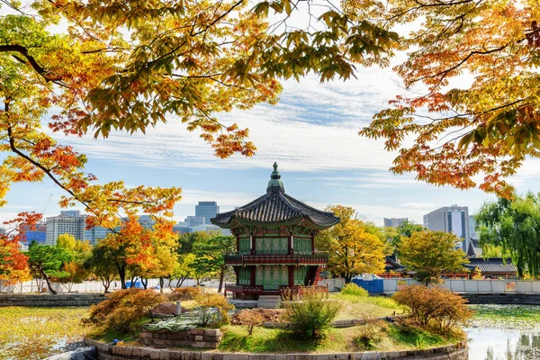 Fantastický podzimní pohled na pavilon Hyangwonjeong v Soulu — Stock fotografie