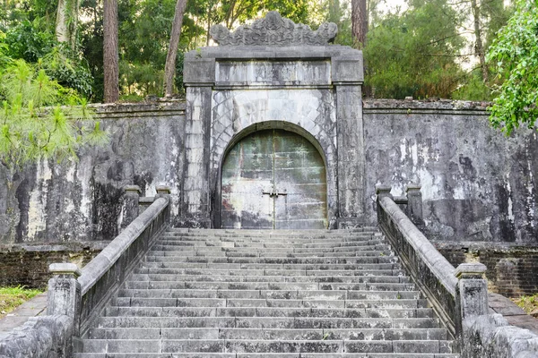 Porta de bronze para o local do enterro do Imperador Minh Mang — Fotografia de Stock