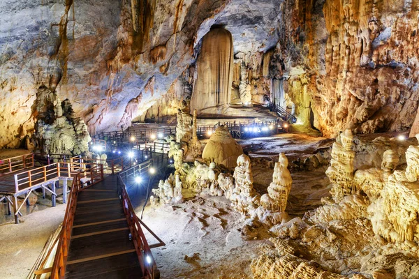 Wonderful view of amazing giant chamber inside Paradise Cave — Stock Photo, Image