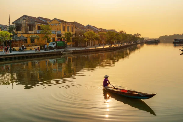 Mujer vietnamita en sombrero de bambú tradicional en barco al amanecer — Foto de Stock