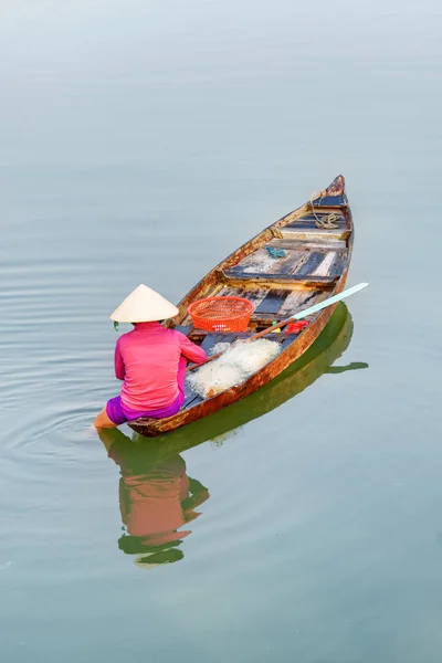 Magnifique vue de la femme vietnamienne en chapeau traditionnel sur le bateau — Photo