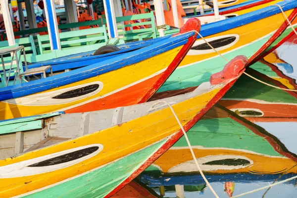 Vista de coloridos barcos turísticos tradicionales vietnamitas, Hoi An — Foto de Stock