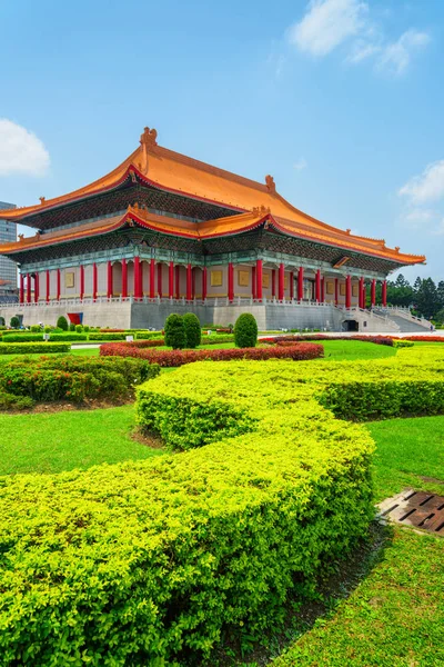 Красочный вид на живописный сад и Национальный театр, Тайвань — стоковое фото