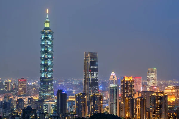 Awesome night view of Taipei from top of mountain, Taiwan — Stockfoto
