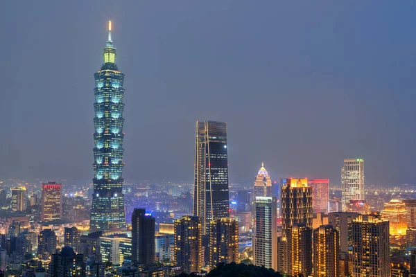 Impressionnante vue de la nuit de Taipei depuis le sommet de la montagne, Taiwan — Photo