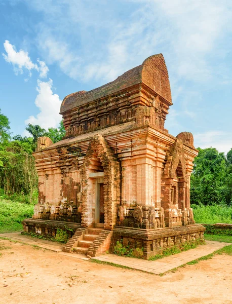 Malerischer Blick auf den Tempel meines Sohnes aus rotem Backstein — Stockfoto