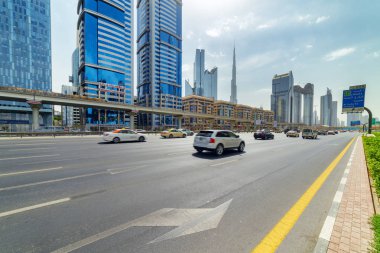 Dubai şehir merkezinde Şeyh Zayed Road manzara görünümü
