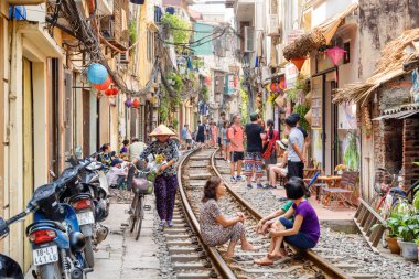 Hanoi Tren Caddesi boyunca yürüyen Vietnamlı kadın
