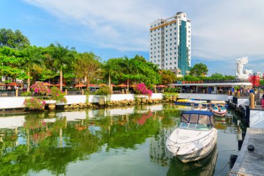Dhc Marina, Danang. Han Nehri üzerinde park etmiş sürat tekneleri