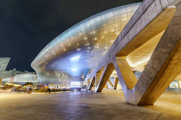 Gorgeous night view of the Dongdaemun Design Plaza in Seoul — Stock Photo, Image